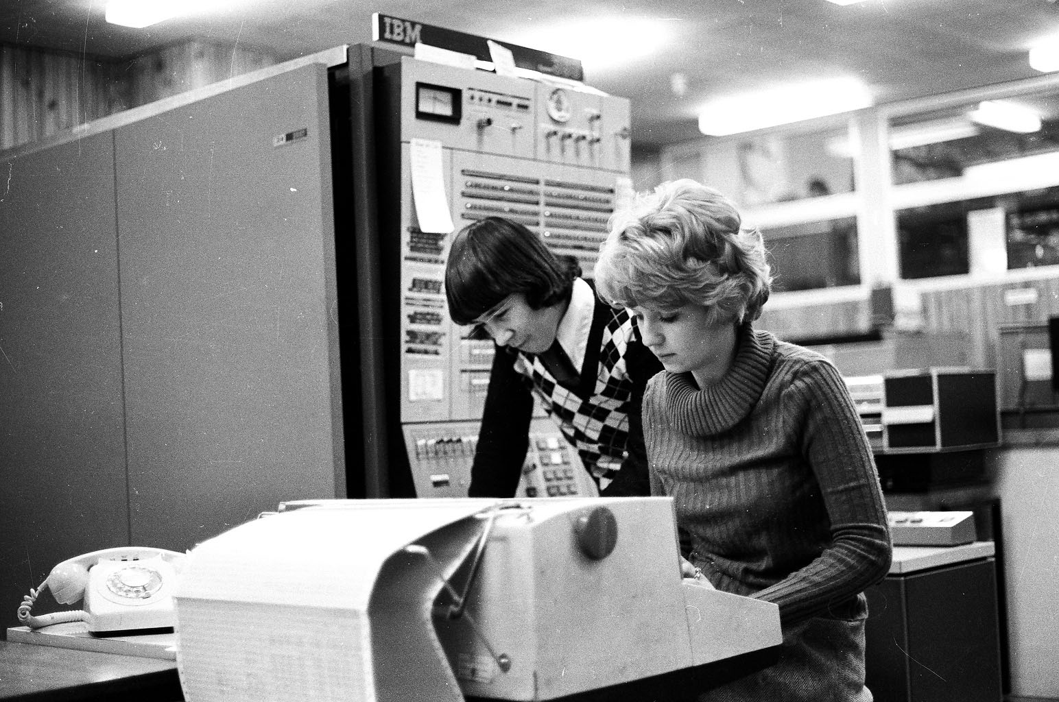 IBM-370 фото. IBM old photo. IBM Terminal. Фото советского молодого человека за IBM.